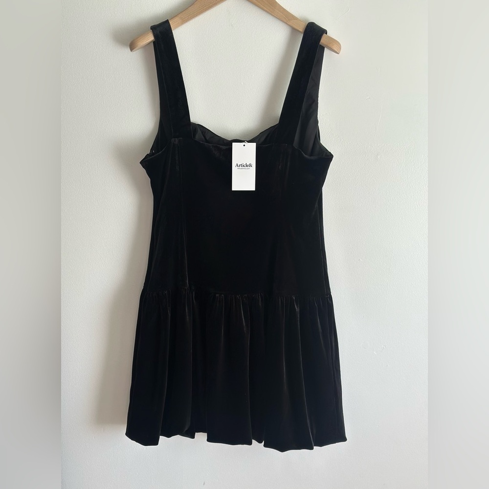 Elegant Black Velvet Dress - Picture 3 of 3